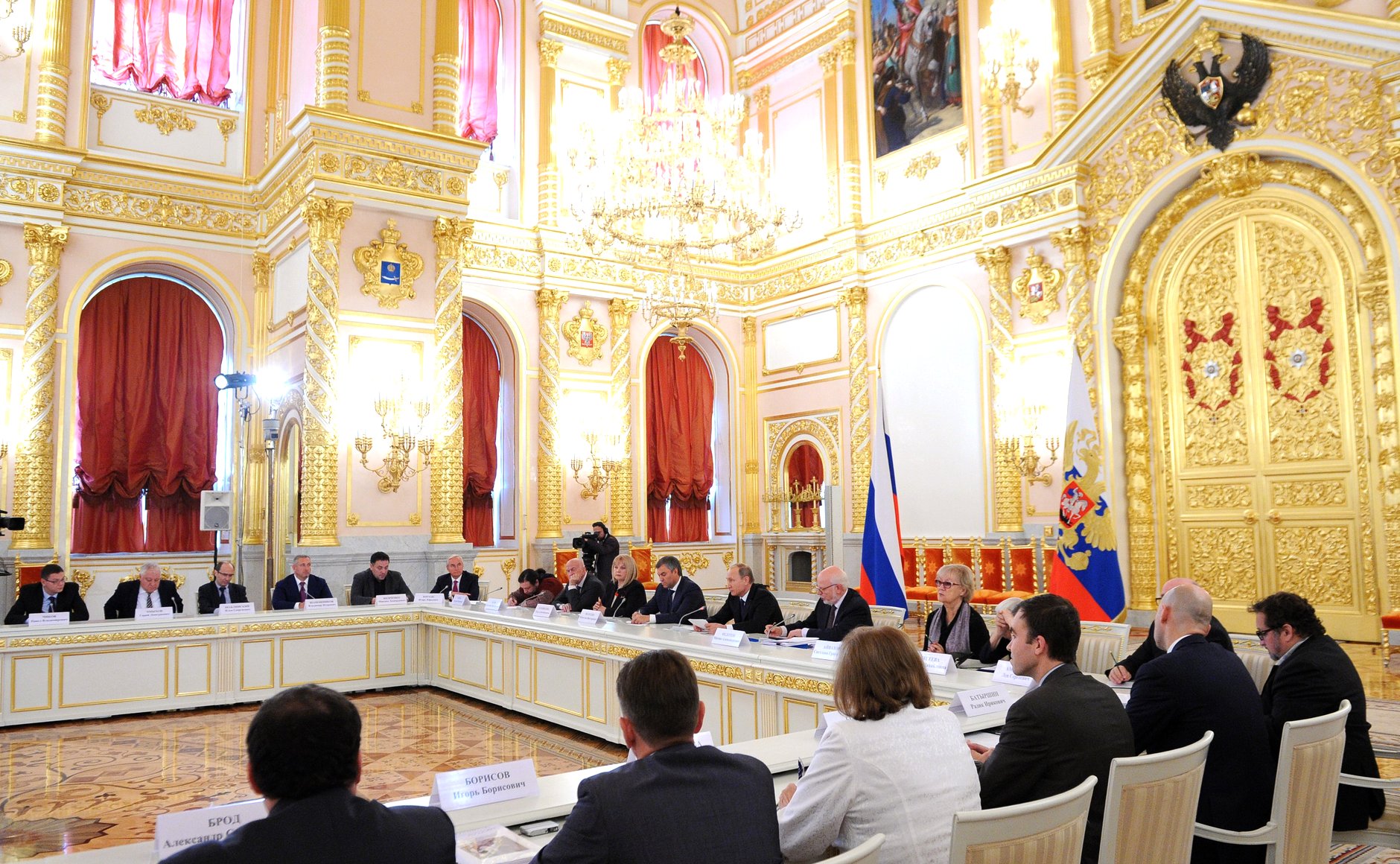 Президент РФ  призвал граждан и бизнес-структуры оказывать поддержку НКО